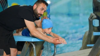 Esenyurt'ta miniklere ücretsiz yüzme dersi!