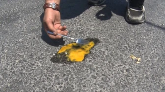 İstanbul'da sıcaklık artıyor! Asfaltta yumurta pişirdiler!