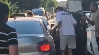 Karı koca tartıştı vatandaş yetişti!