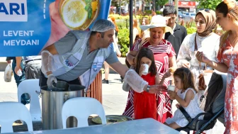 Beşiktaş Belediyesi, sıcaktan bunalanlara ücretsiz limonata ve su ikram ediyor