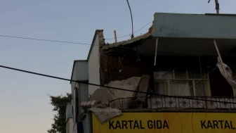 Küçükçekmece'de balkon çökmesi sonrası bina mühürlendi