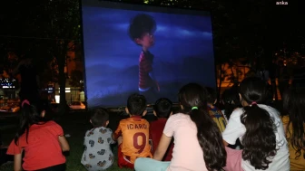 Ataşehir'de çocuklar için parklarda açık hava sinema keyfi