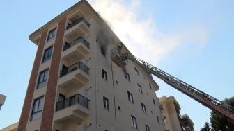 Maltepe'deki 5 katlı binada çıkan yangın kısa sürede kontrol altına alındı