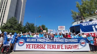 Memurlar hükümetin zam teklifini protesto etti