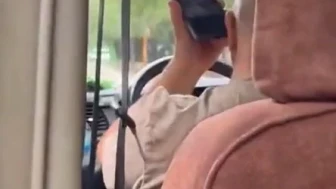İstanbul'da iğrenç görüntü! Yolcuların yanında müstehcen video izledi!