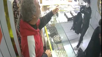 Selam vererek soydu!