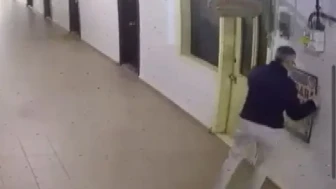 Bakırköy'de azimli hırsızlar duvarı deldi!