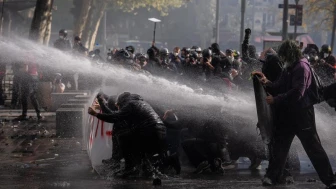 Fransa'da protestolar şiddetlendi: Hayat pahalılığı ve eğitim krizi sokaklara taşındı