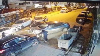 Küçükçekmece’de 5 aracın karıştığı zincirleme kaza kamerada