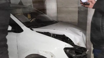 Acemi sürücü depoya daldı