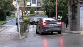 Bakırköy'de sitenin otoparkında 2 araçtan çuvallardaki 30 milyon dolar çalındı iddiası