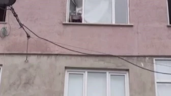 Esenler'de pencereye çıkıp tencere ve tavaya vuran kadın mahalleliyi bıktırdı
