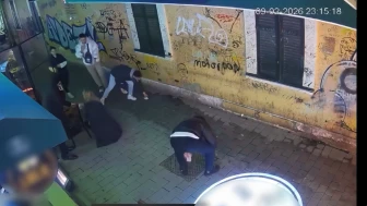 Beyoğlu’nda kadın turistin yere saçılan paralarını toplayan esnaf: Teşekkür bile etmedi saçını tarayıp gitti