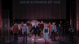 Tarık Akan sahnede yaşıyor!