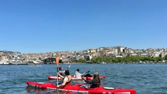 Üniversite öğrencileri Haliç'te kano keyfi yaptı