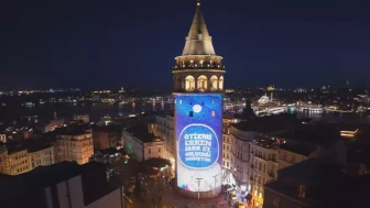 İstanbul'un sembol yapıları 'Dünya Otizm Farkındalık Günü'nde mavi kırmızı renklerle ışıklandırıldı