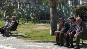 Emekli mum gibi eriyor