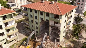 Riskli yapılar tek tek yıkılıyor