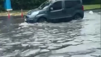 Kadıköy’de yağmur etkili oldu; yollar göle döndü