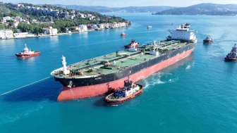 Boğaz'dan dev bir tanker geçti