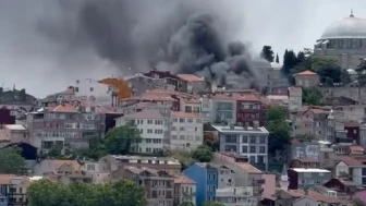 Fatih'te Motosiklet Tamirhanesinde çıkan yangın panik yarattı