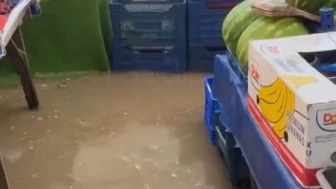 İstanbul sağanak yağmur: Caddeler su içinde kaldı, trafik durdu, pazar esnafı zor anlar yaşadı