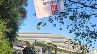 500 yıllık köprüye çıktı, yay ve okla pankart astı!