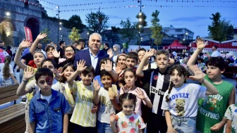 Başkan Turan, Topkapı'da Mutlu Çocuk Şenliği'ni ziyaret etti