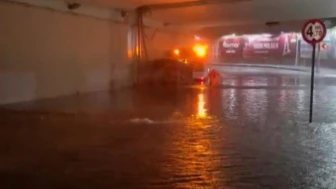 İstanbul'da alt geçidi su bastı; araçlar çöken yolda kaldı