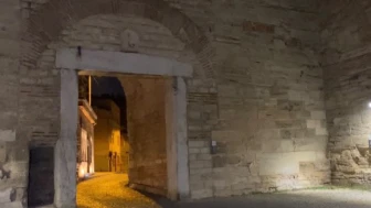 Fatih’te surlarda erkek cesedi bulundu