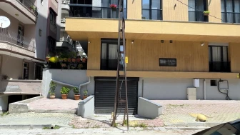 Avcılar’da bina önündeki elektrik direği kaldırılmayınca kullanılmayan garaj depoya çevrildi