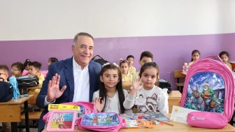 Sultangazi’de 1. sınıf öğrencilerine kırtasiye seti desteği