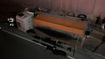 Avcılar’da asfalt kamyonu virajı alamayarak alt geçit yoluna düştü: 1 yaralı