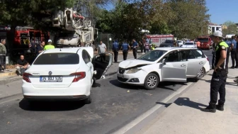 Sancaktepe'de beton pompası 4 araca çarptı: 5 yaralı
