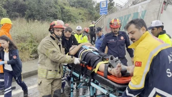 Arnavutköy'de yağış nedeniyle kayganlaşan yola devrilen kamyona hafriyat aracı çarptı; 2 yaralı