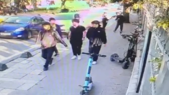 Üsküdar'da otomobil önce başka bir araca ardından da kaldırımdaki öğrencilere çarptı