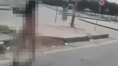 Görenler şok etti! Anadan üryan yola çıktı!