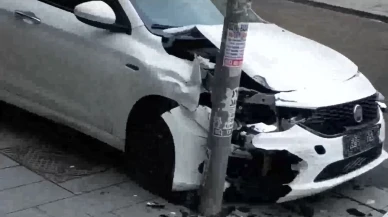 Hızını alamadı direğe çarptı