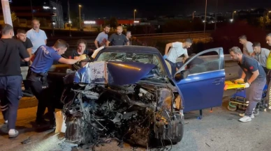 Sultanbeyli'de otomobil fabrika duvarına çarptı