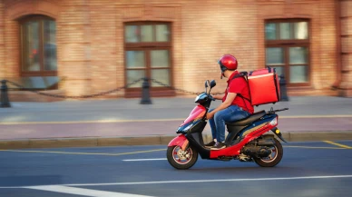 Hızlı ve emekli! Bakanlık kuryelerin sürücü belgesindeki yaş sınırını 69'a yükseltti