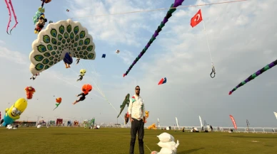 Dünya birincisi ‘Tavus kuşu’ uçurtmasını Katar semalarında Türk bayrağıyla uçurdu