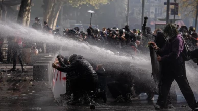 Fransa'da protestolar şiddetlendi: Hayat pahalılığı ve eğitim krizi sokaklara taşındı