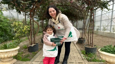 Yedikule Bahçe’de anne çocuk tohum ekiyor