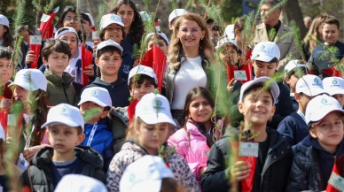 Minik eller toprağa can verdi