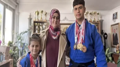 Annelerinin antrenmana götürmek için ehliyet aldığı judocu kardeşler, şampiyon oldu