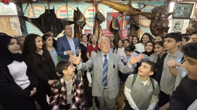 Balıkçı Kenan, balık yeme yarışması yaptı; gençlere ödül balık dağıttı