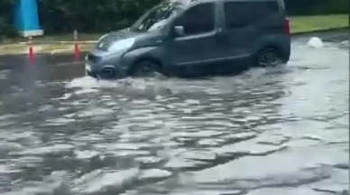Kadıköy’de yağmur etkili oldu; yollar göle döndü