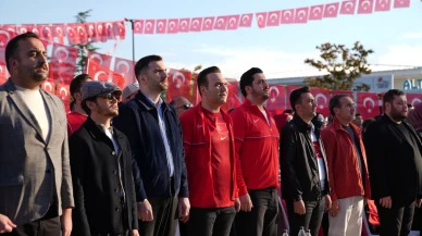 Türk milleti meydanlara aktı