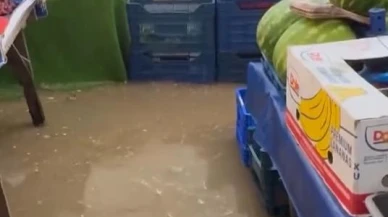 İstanbul sağanak yağmur: Caddeler su içinde kaldı, trafik durdu, pazar esnafı zor anlar yaşadı