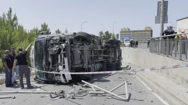 Arnavutköy'de şoförünün direksiyon hakimiyetini kaybettiği kamyon devrildi